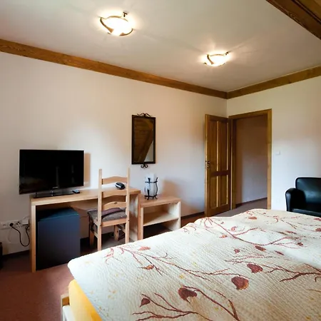 Wellness Holzberg - Krytý Relaxační Bazén, Dětský Bazén, Whirlpool, Sauna, Restaurace, Bowling, Venkovní Hřiště, Herna, Pingpong, Billiard 4*
